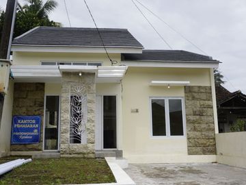 DIJUAL RUMAH DI SLEMAN LOKASI STRATEGIS LINGKUNGAN ASRI DAN NYAMAN !