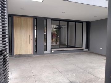 casa en venta en niza. Cod V12073