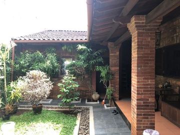 Rumah mewah ekspatriat siap huni di Puri Eksekutif Semarang Barat.