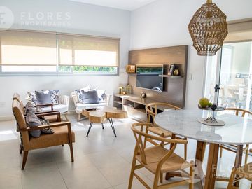 Flores Prop. Vende Casa - La Lomada De Pilar, Pilar