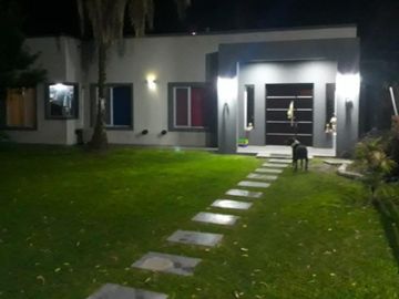 OPORT UNICA!!CASAQUINTA A ESTRENAR 6 AMB.EST.MINIMALISTA, PISCINA QUINCHO+DEPTO A 1 CDRA DE M.FIERRO