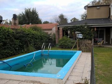 HERMOSA CASA -QUINTA EN DOS PLANTAS A METROS DE AV. PTE.PERON