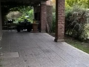 HERMOSA CASA -QUINTA EN DOS PLANTAS A METROS DE AV. PTE.PERON