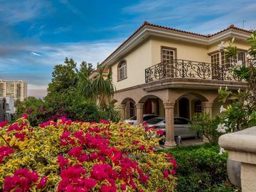 Casa en Venta dentro de coto en Puerta de Hierro Zapopan Lujo