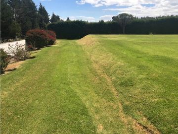 QUINTA EN VENTA PUEMBO 10.400 M2 JARDINES RESERVORIO EXCELENTE SECTOR
