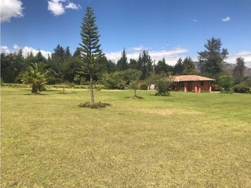 QUINTA EN VENTA PUEMBO 10.400 M2 JARDINES RESERVORIO EXCELENTE SECTOR