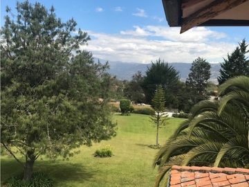QUINTA EN VENTA PUEMBO 10.400 M2 JARDINES RESERVORIO EXCELENTE SECTOR
