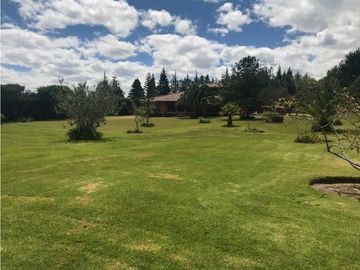 QUINTA EN VENTA PUEMBO 10.400 M2 JARDINES RESERVORIO EXCELENTE SECTOR