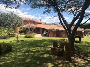 QUINTA EN VENTA PUEMBO 10.400 M2 JARDINES RESERVORIO EXCELENTE SECTOR