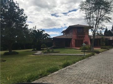 QUINTA EN VENTA PUEMBO 10.400 M2 JARDINES RESERVORIO EXCELENTE SECTOR