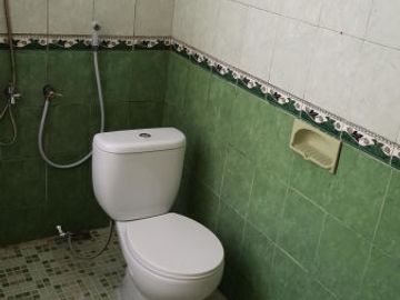 Rumah lahan luas di pinggir jalan raya Caringin Depok