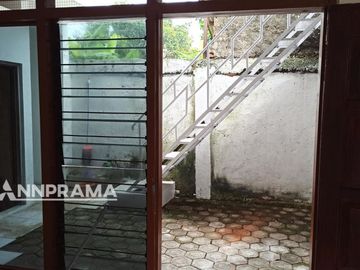 Rumah lahan luas di pinggir jalan raya Caringin Depok