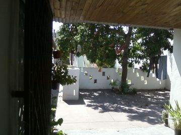 CASA EN BUEN ESTADO CON UN DEPARTAMENTO INDEPENDIENTE EN SU FRENTE