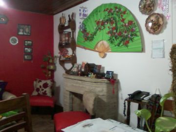 CASA EN BUEN ESTADO CON UN DEPARTAMENTO INDEPENDIENTE EN SU FRENTE
