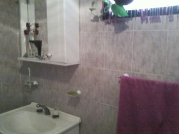CASA EN BUEN ESTADO CON UN DEPARTAMENTO INDEPENDIENTE EN SU FRENTE