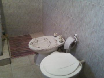 CASA EN BUEN ESTADO CON UN DEPARTAMENTO INDEPENDIENTE EN SU FRENTE