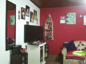 CASA EN BUEN ESTADO CON UN DEPARTAMENTO INDEPENDIENTE EN SU FRENTE