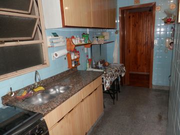 Departamento 2 amb. con balcón corrido.