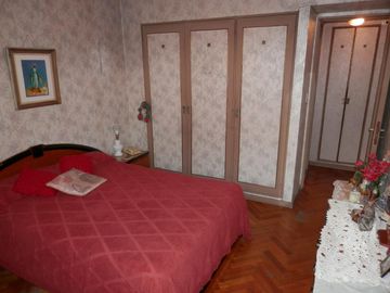 Departamento 2 amb. con balcón corrido.