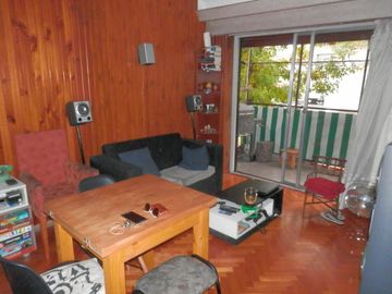 Departamento 2 amb. con balcón corrido.