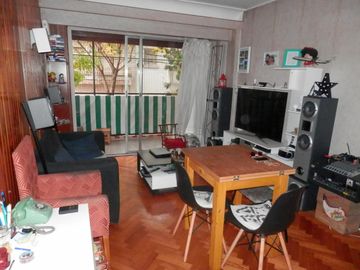 Departamento 2 amb. con balcón corrido.