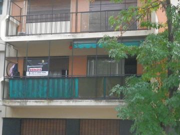 Departamento 2 amb. con balcón corrido.