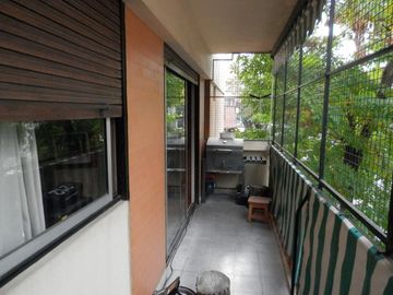 Departamento 2 amb. con balcón corrido.