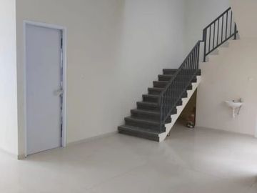 Rumah Siap Huni Surabaya Barat Dekat Lenmarc Mall, Pakuwon Indah