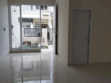 Rumah Siap Huni Surabaya Barat Dekat Lenmarc Mall, Pakuwon Indah
