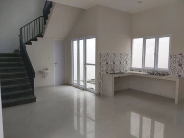 Rumah Siap Huni Surabaya Barat Dekat Lenmarc Mall, Pakuwon Indah