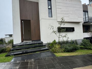 Espectacular casa nueva dentro de La Vista en Bosque Real.