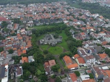 DIJUAL RUMAH dgn TANAH LUAS di Jl KECAPI / JAGAKARSA, JAKSEL