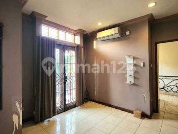 Rumah 2 Lantai Area Elit Pondok Indah, Hanya 5 Menit Jalan Kaki ke Mall