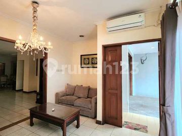 Rumah 2 Lantai Area Elit Pondok Indah, Hanya 5 Menit Jalan Kaki ke Mall