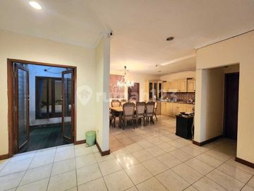 Rumah 2 Lantai Area Elit Pondok Indah, Hanya 5 Menit Jalan Kaki ke Mall