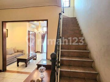 Rumah 2 Lantai Area Elit Pondok Indah, Hanya 5 Menit Jalan Kaki ke Mall