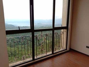Tagaytay Studio Unit RFO - Golf coarse view