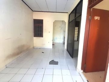 rumah 2 lantai dekat keluraha. Kebalen