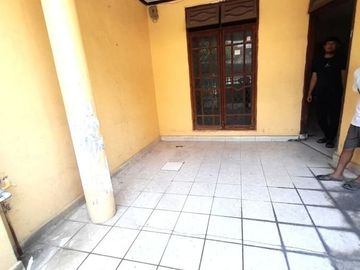 rumah 2 lantai dekat keluraha. Kebalen