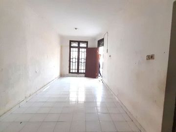 rumah 2 lantai dekat keluraha. Kebalen