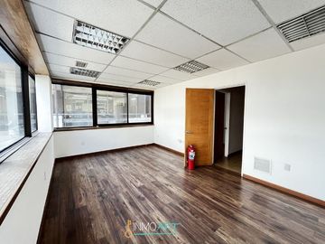 Arriendo oficina con 4 privados en el centro de Temuco