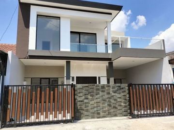 Rumah Hadap Barat Bangunan 2 Lantai Di Taman Kopo Indah