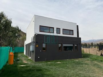 Casa en arriendo en Colina