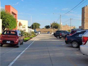 REMATE DE DEPARTAMENTO CON ESTACIONAMIENTO FRENTE A CONDOMINIO LOS SAUCES