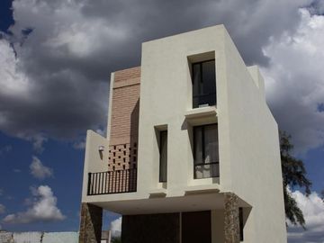 Hermosa Casa en Privada, Villas del Mesón Juriquilla, 3 Recamaras, 3.5 Baños..
