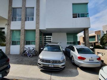 En Venta Casa en Claustros de las Misiones, Centro Sur de 3 Niveles, Ubicadísima