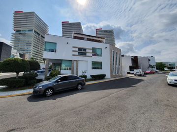 En Venta Casa en Claustros de las Misiones, Centro Sur de 3 Niveles, Ubicadísima