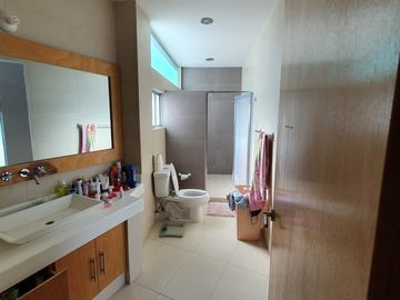 En Venta Casa en Claustros de las Misiones, Centro Sur de 3 Niveles, Ubicadísima