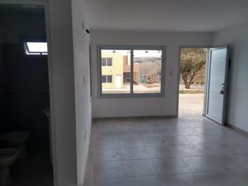 VENTA DE DUPLEX A ESTRENAR EN COMPLEJO SOBRE EL RIO CON SEGURIDAD 24 HS. PISCINA. GIM. BAJADA PROPIA AL RIO