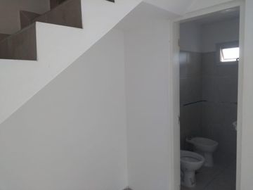 VENTA DE DUPLEX A ESTRENAR EN COMPLEJO SOBRE EL RIO CON SEGURIDAD 24 HS. PISCINA. GIM. BAJADA PROPIA AL RIO